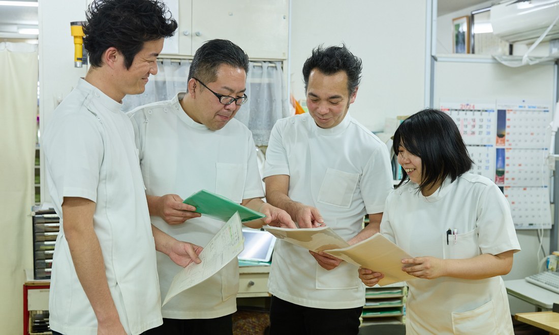 柴又院で症例を共有し学び合うスタッフ
